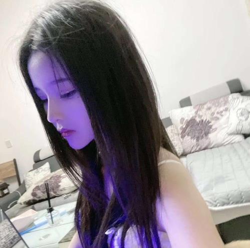 18岁小嫩妹可 she~吻